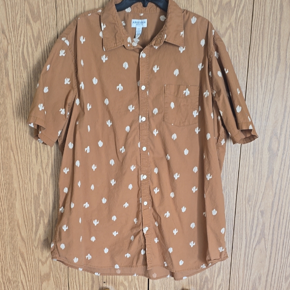 Arizona Jean Company Tan and Cream Cactus Print Shirt